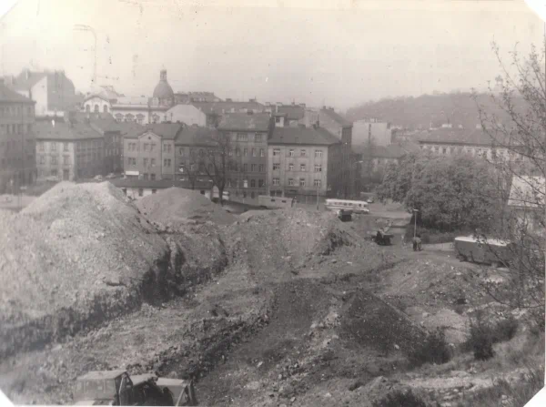 Prostor Bezovky po prokopání úpatí Vrchu sv. Kříže